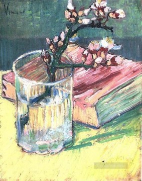 フラワーズ Painting - 本とグラスの中で開花するアーモンドの枝 フィンセント・ファン・ゴッホ 印象派の花